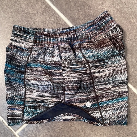 lululemon athletica Pants - Lululemon Digital Oasis Grey multi true navy Hotty Hot shorts long 4” size 4